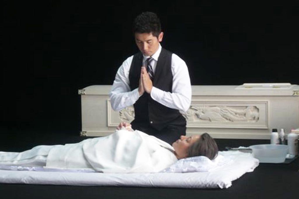 Обмывание и подготовка тела на похоронах в Японии