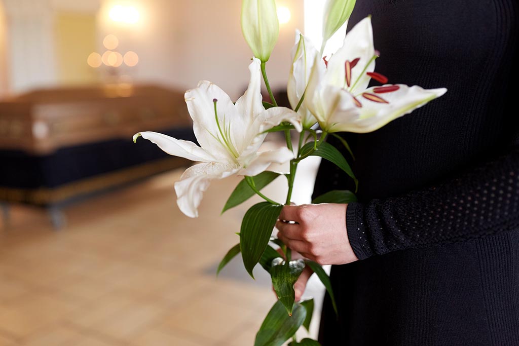 Какие цветы подходят на похоронах женщине, мужчине
