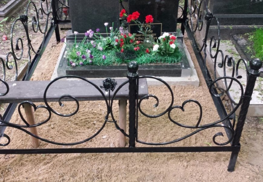 Оградка на могилу своими руками из профильной трубы на кладбище