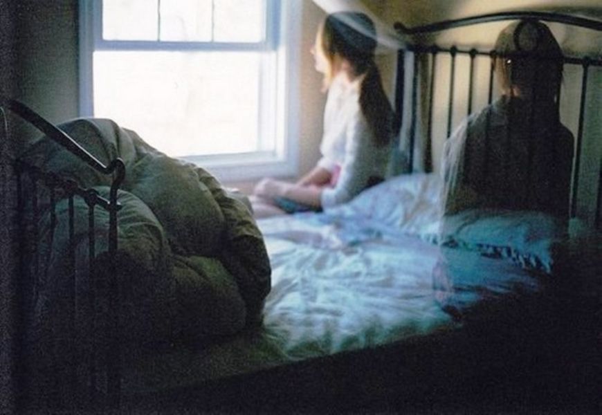 Умерший отец обнимает во сне. Девушка и призрак парня. Призрак и девушка в постели. Призрак парня рядом с девушкой.