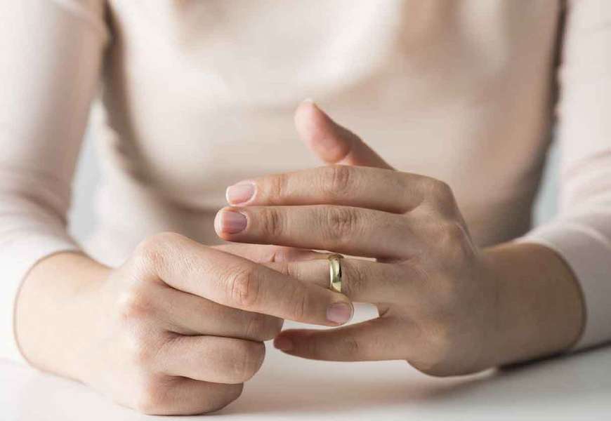 Можно ли вдове носить обручальное кольцо на правой руке после смерти мужа?