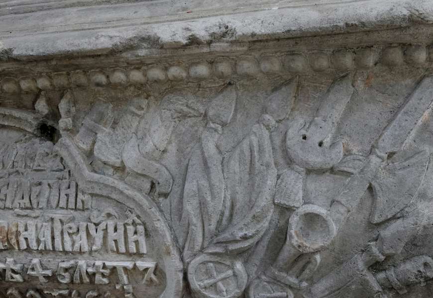 Надписи на надгробиях