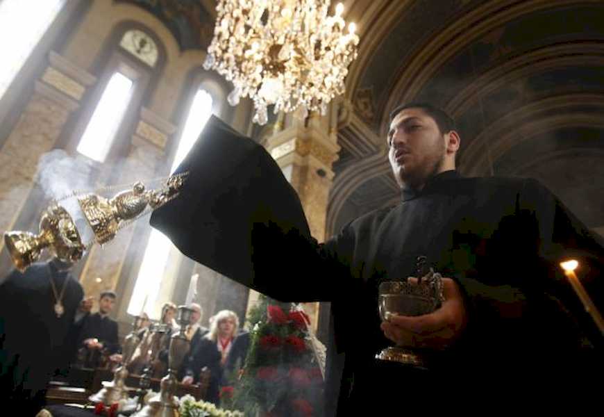 Армянский священник в церкви