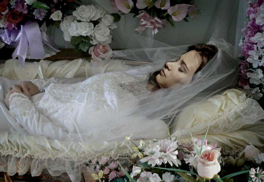 Почему девушек хоронят в свадебном платье