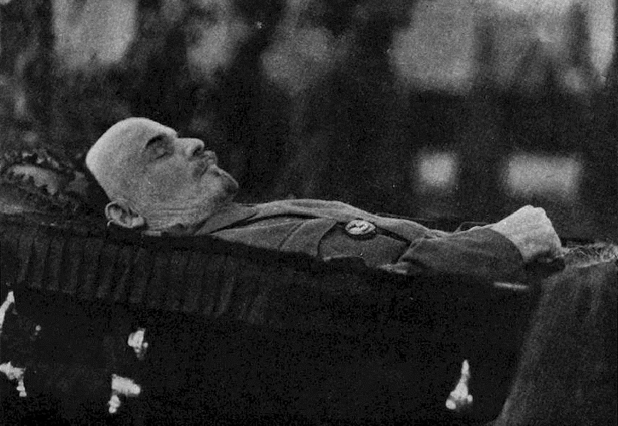 Усопший Владимир Ильич Ленин