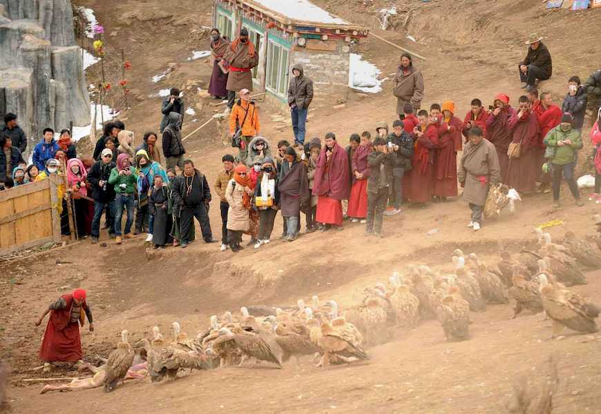 Похороны в Тибете: религиозное зрелище не для слабонервных